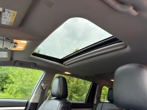 Used 2019 Toyota Highlander XLE AWD/4WD image 17