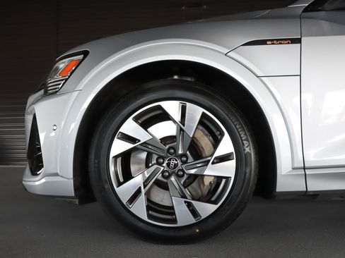 Used 2023 Audi e-tron Premium w/ Convenience Plus Package AWD/4WD image 5