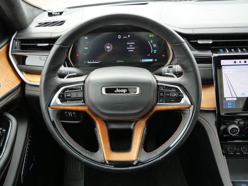 Used 2022 Jeep Grand Cherokee Summit AWD/4WD image 33