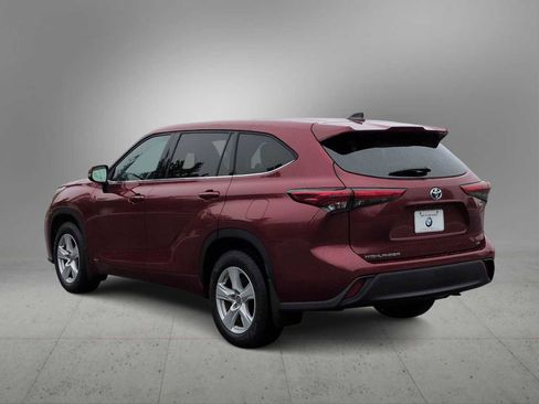 Used 2022 Toyota Highlander LE AWD/4WD image 6