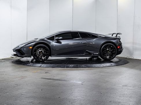 Used 2022 Lamborghini Huracan EVO image 2