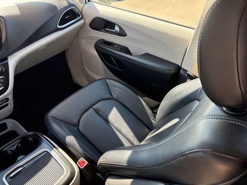 Used 2024 Chrysler Pacifica Touring-L image 17