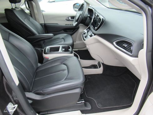 Used 2023 Chrysler Pacifica Touring-L FWD image 11