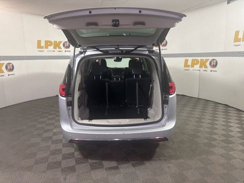 Used 2024 Chrysler Pacifica Touring-L image 6