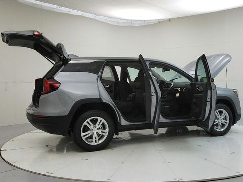 Used 2024 GMC Terrain SLE image 12