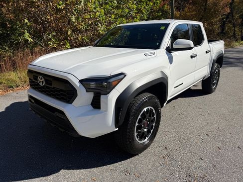 Used 2024 Toyota Tacoma TRD Off-Road image 2