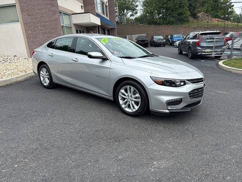 Used 2018 Chevrolet Malibu LT FWD image 2