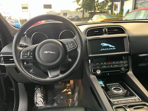 Used 2020 Jaguar F-PACE Premium image 23