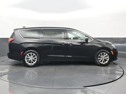 Used 2026 Chrysler Pacifica Limited FWD image 2