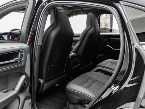 Used 2025 Porsche Cayenne GTS AWD/4WD image 54