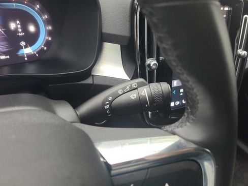 Used 2024 Volvo XC40 B5 Core image 23