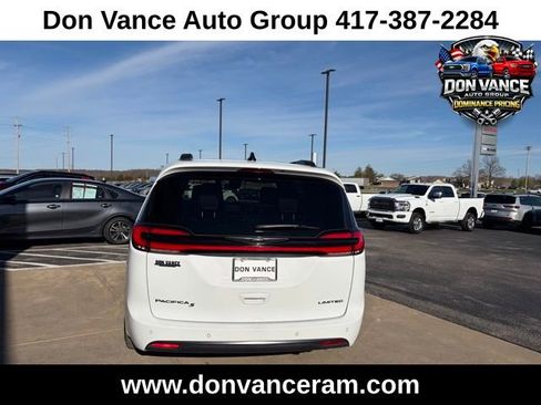 Used 2025 Chrysler Pacifica Limited image 5