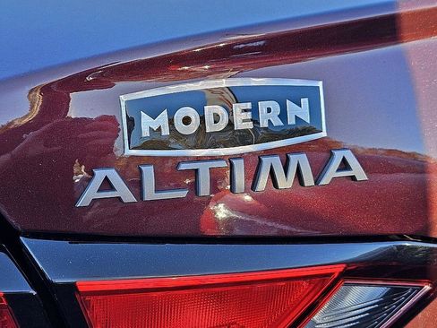 Used 2024 Nissan Altima 2.5 SV image 11