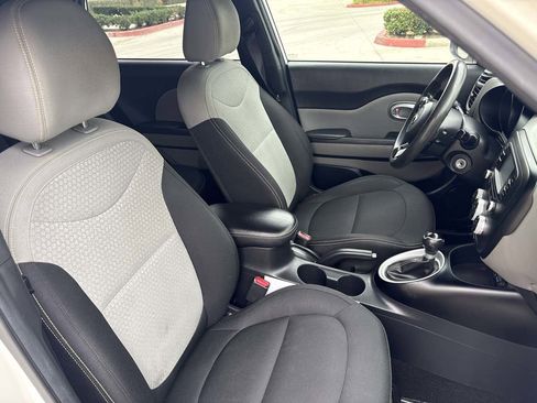 Used 2016 Kia Soul + image 15