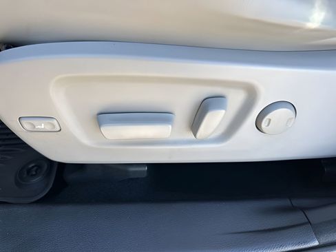 Used 2018 Toyota Highlander image 10