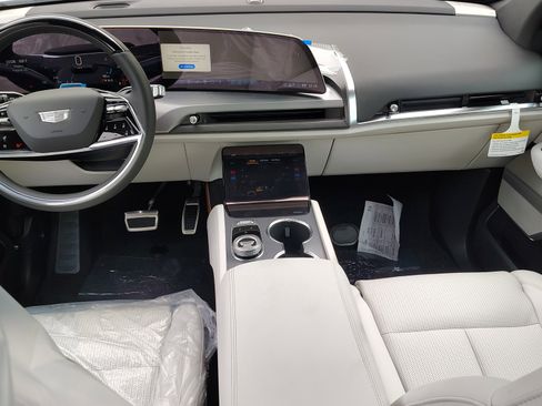 New 2026 Cadillac Vistiq Sport w/ LPO, Floor Liner Package image 13