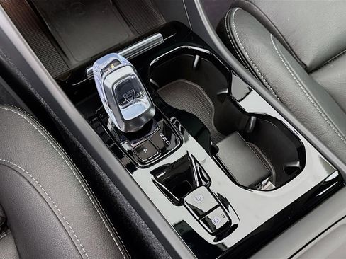 Used 2024 Volvo XC40 B5 Ultimate w/ Protection Package Premier image 20