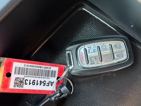 Used 2025 Chrysler Pacifica Select FWD image 16