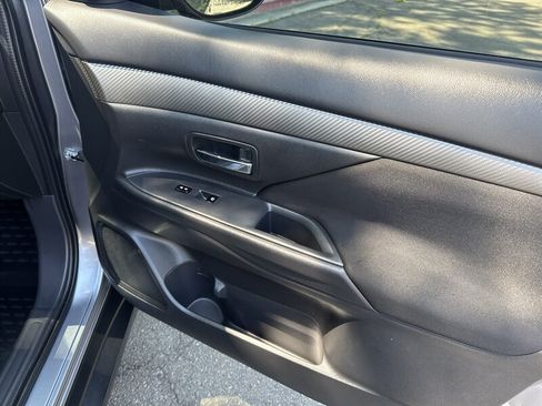 Used 2017 Mitsubishi Outlander SE AWD/4WD image 20