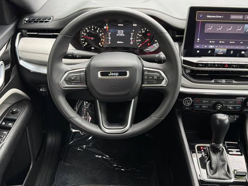 Used 2023 Jeep Compass Limited image 13