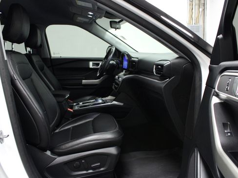 Used 2020 Ford Explorer XLT w/ Equipment Group 202A AWD/4WD image 17