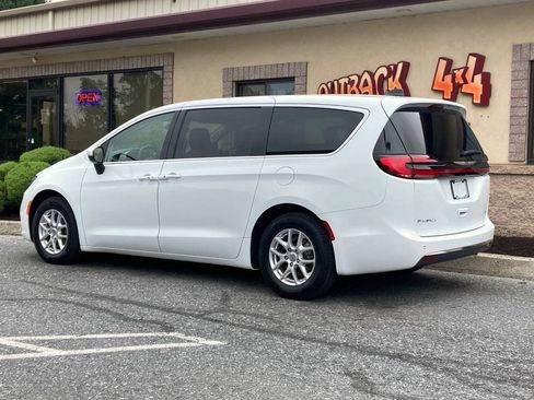Used 2023 Chrysler Pacifica Touring-L FWD image 5