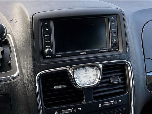 Used 2015 Chrysler Town & Country Touring-L w/ Driver Convenience Group image 8