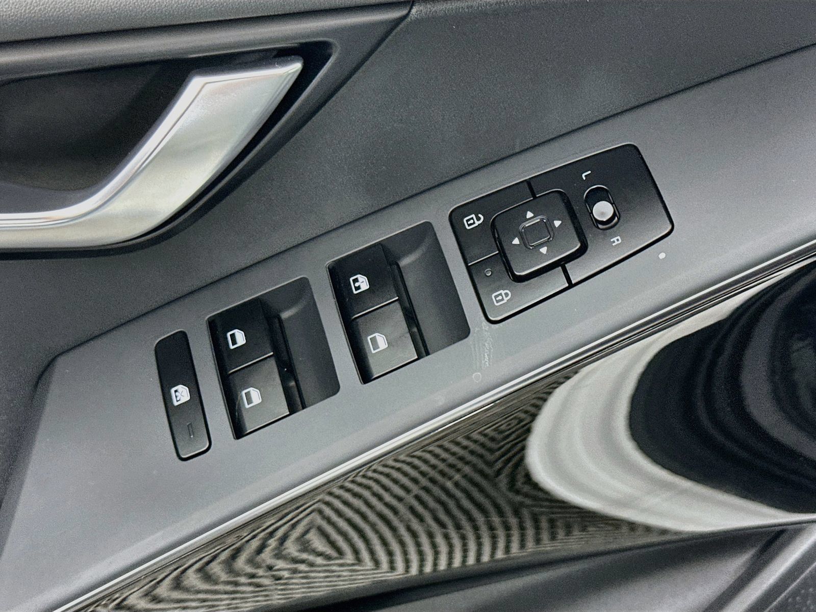 Used 2025 Kia Niro EX w/ EX Cold Weather Package FWD image 18