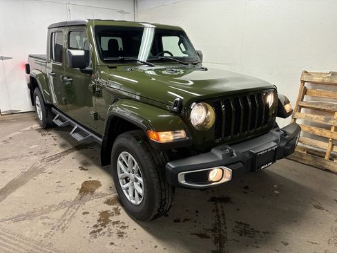 Used 2023 Jeep Gladiator Sport image 1