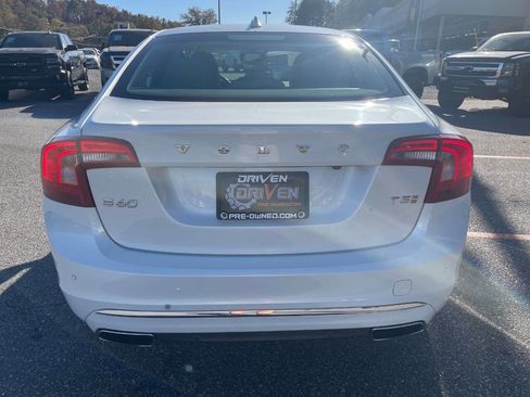 Used 2017 Volvo S60 T5 Inscription image 10