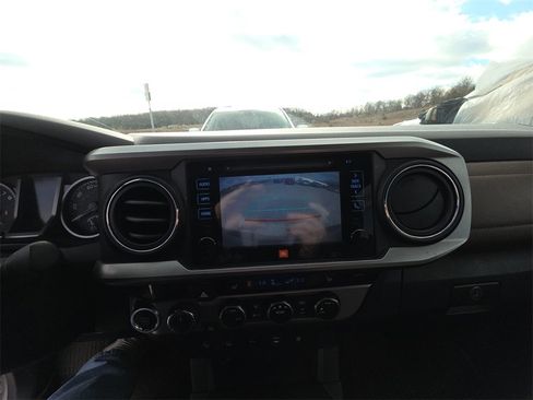 Used 2017 Toyota Tacoma Limited image 13