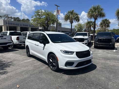 New 2026 Chrysler Pacifica Select image 15