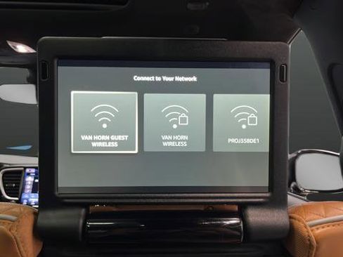 Used 2023 Chrysler Pacifica Pinnacle FWD image 35