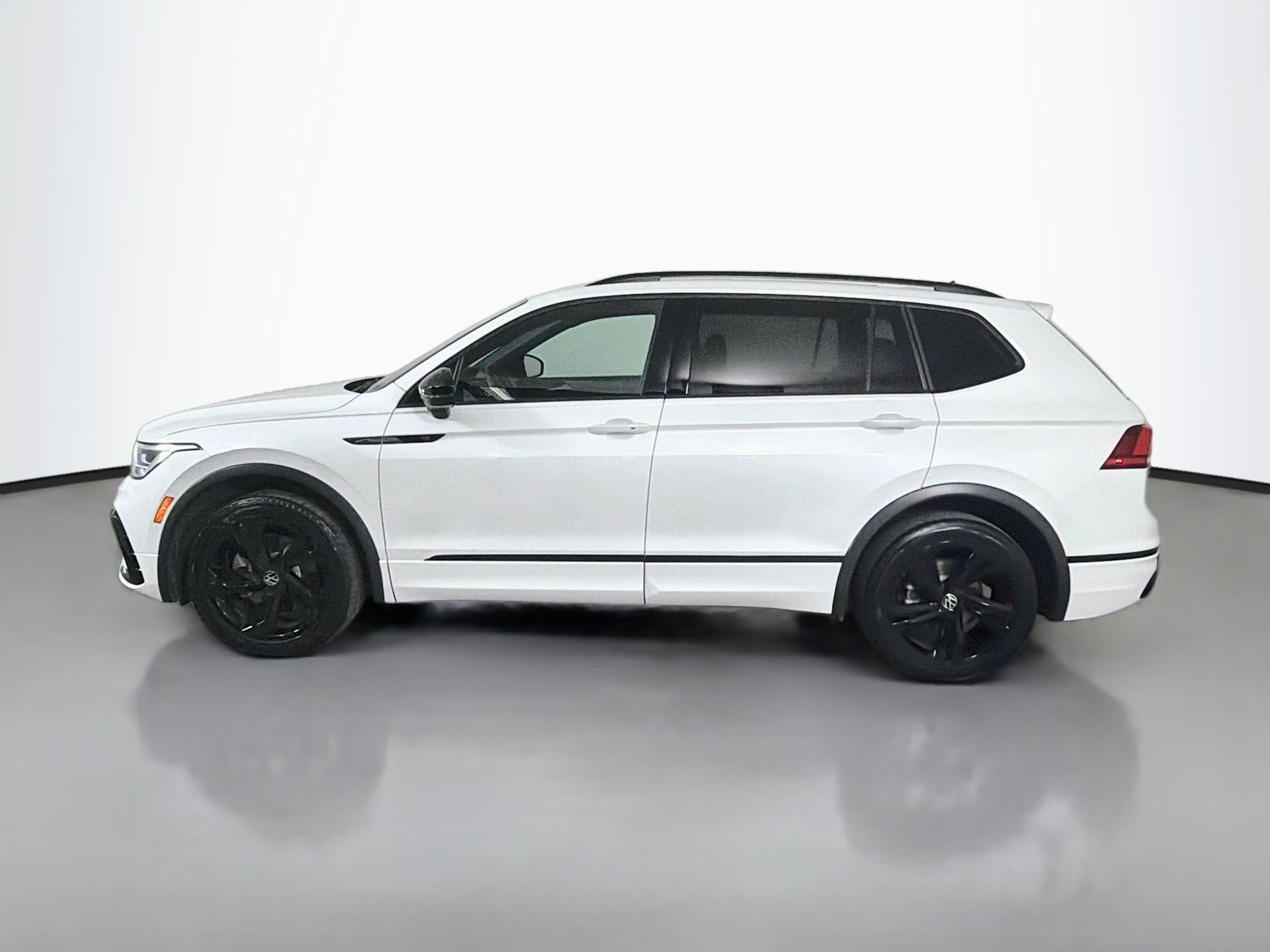 Used 2023 Volkswagen Tiguan SE R-Line FWD image 8