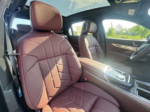 Used 2025 BMW 760i xDrive w/ Luxury Rear Seating Package image 25