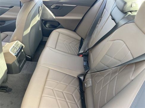 New 2025 BMW i5 xDrive40 w/ Premium Package image 17