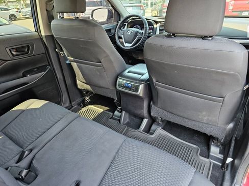 Used 2016 Toyota Highlander LE AWD/4WD image 18
