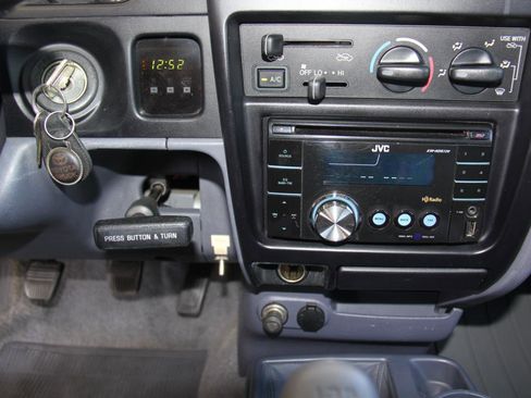 Used 2000 Toyota Tacoma 4x4 Regular Cab image 15