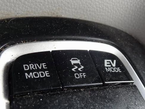 Used 2021 Toyota Corolla LE image 12