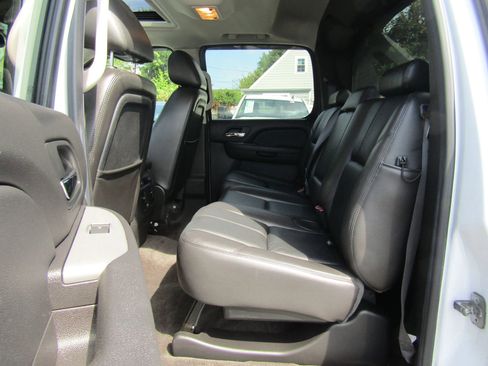 Used 2011 Chevrolet Avalanche LT w/ Luxury Package image 16