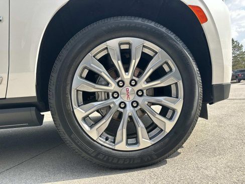 Used 2022 GMC Yukon Denali w/ Denali Premium Package image 12