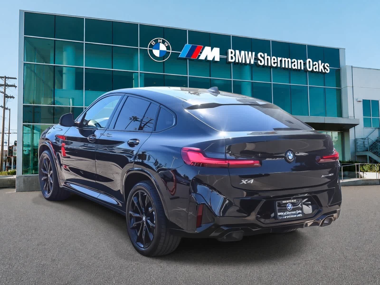 Used 2024 BMW X4 xDrive30i w/ M Sport Package AWD/4WD image 6
