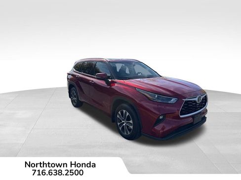 Used 2022 Toyota Highlander XLE image 1