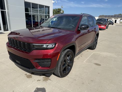 Used 2025 Jeep Grand Cherokee Altitude AWD/4WD image 32