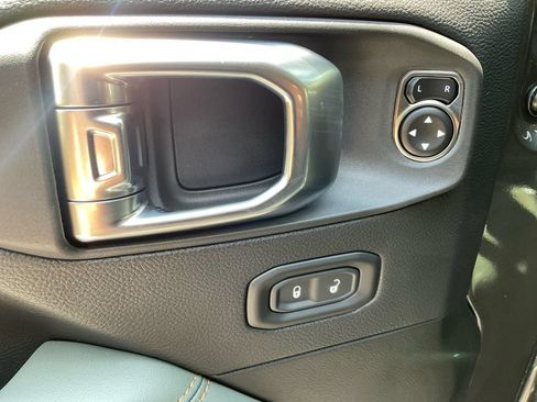 Used 2025 Jeep Gladiator Mojave w/ Convenience Group AWD/4WD image 29