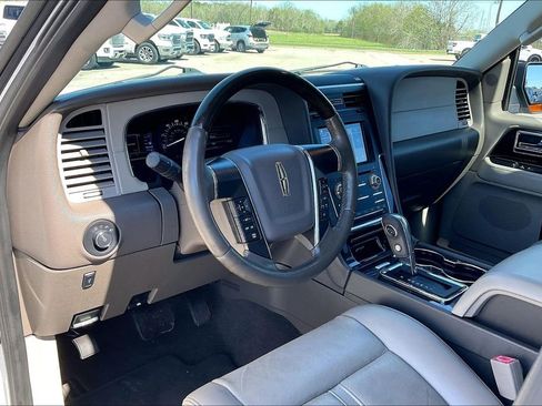 Used 2017 Lincoln Navigator Select RWD image 14