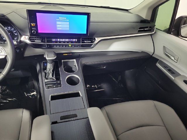 Used 2026 Toyota Sienna XLE FWD image 17