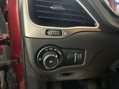 Used 2019 Jeep Cherokee Latitude w/ Cold Weather Group FWD image 24