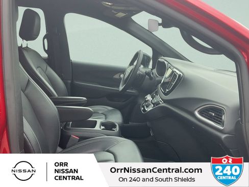 Used 2025 Chrysler Pacifica Select FWD image 11