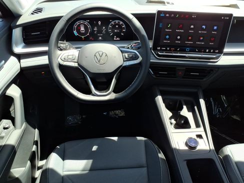 New 2026 Volkswagen Tiguan SE FWD image 17